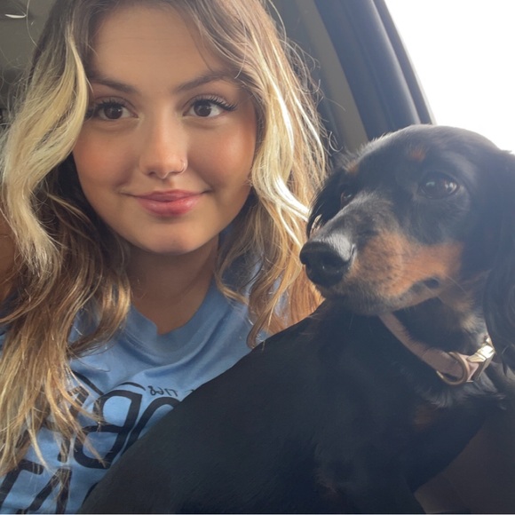 Meet your Posher, Olivia - Picture 3 of 3